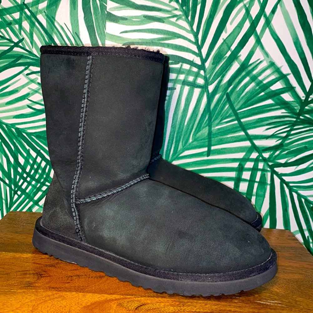 UGG 5825 Black Classic Short Sheepskin Boots Women’s 7